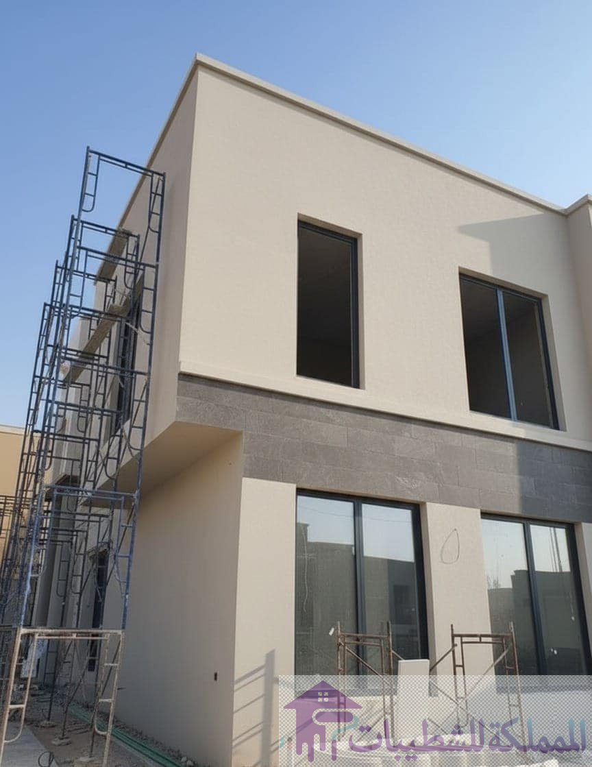 "تصميم واجهة فيلا مودرن بالدمام مقسومة لونين (بيج رملي ورمادي فاتح)، توضح فن تنسيق الاصباغ الخارجية والديكورات "