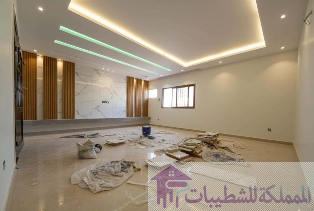 "تنفيذ أعمال ديكورات داخلية ودهانات جدران من قبل صباغ في الخبر، تشمل تركيب إطارات الفوم (بانوهات)، ورق جدران، وأسقف جبس بورد مودرن."