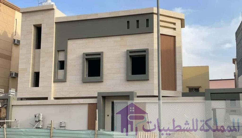 "تنفيذ واجهة فيلا في حي ضاحية الملك فهد بالدمام، تدمج بين تكسيات الحجر الكريمي والدهانات الرمادية الهندسية مع بديل الخشب، من أعمال أفضل صباغ في الضاحية."