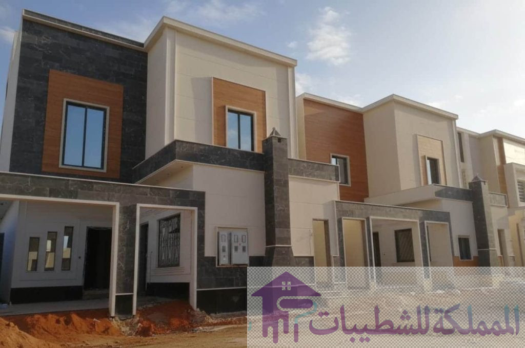 "أعمال تشطيب واجهات مجموعة فلل في حي ضاحية الملك فهد بالدمام، تدمج بين دهانات البروفايل البيج، الحجر الرمادي، وبديل الخشب، من تنفيذ معلم دهانات بالضاحية."