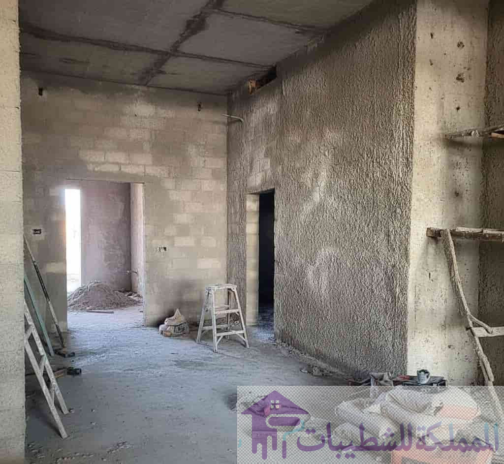 "أعمال صيانة وتجديد واجهة مبنى قديم بالكامل، من تنفيذ مقاول ترميم مباني متخصص في معالجة الخرسانة والتشطيبات بالدمام."