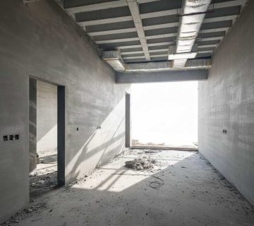 "أعمال إزالة المحارة القديمة ومعالجة الشروخ وإعادة التلييس، من تنفيذ مقاول ترميم لياسه متخصص في صيانة المباني بالدمام "