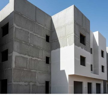 "أعمال صيانة وتجديد هيكلي شامل لمبنى قديم، من تنفيذ مقاول ترميم مباني معتمد في الدمام لمعالجة الخرسانة والتشطيبات "