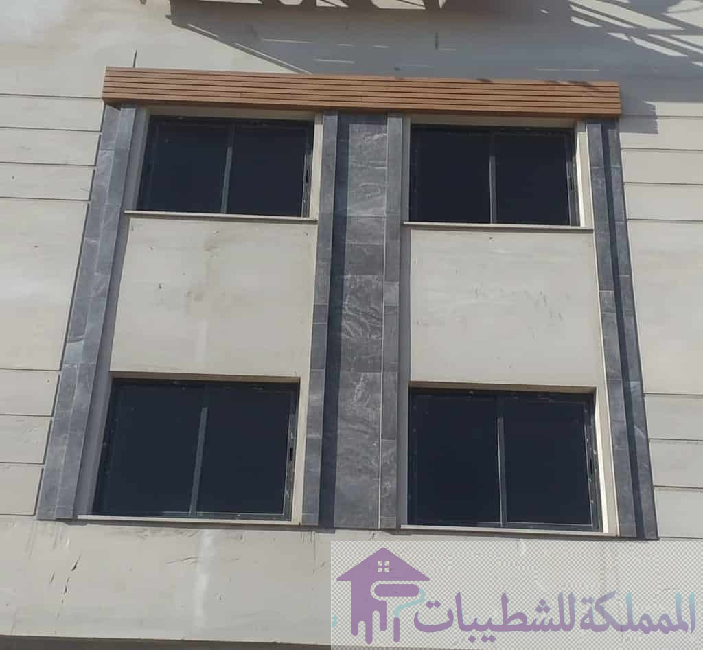"تنفيذ أعمال ترميم وتشطيب لياسه خارجيه لواجهة مبنى قديم، تشمل إزالة المحارة التالفة وإعادة التلييس بمواد مقاومة للرطوبة."