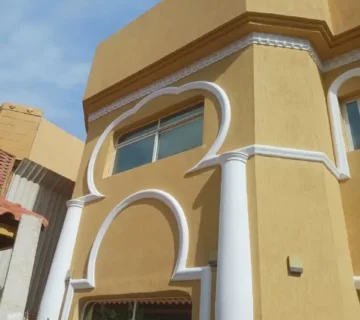 تشطيب واجهة جانبية لفيلا بأقواس وأعمدة كلاسيك في حي الحزام الذهبي بالدمام