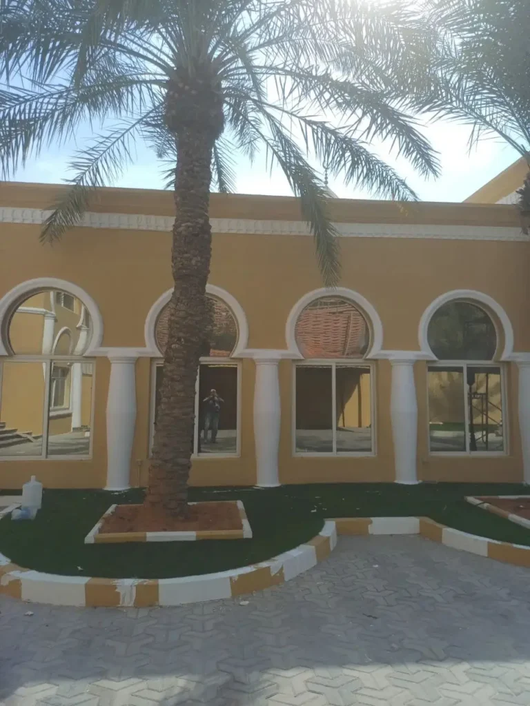 تشطيب واجهات فيلا في حي الحزام الذهبي بالدمام مع أعمدة وأقواس كلاسيك