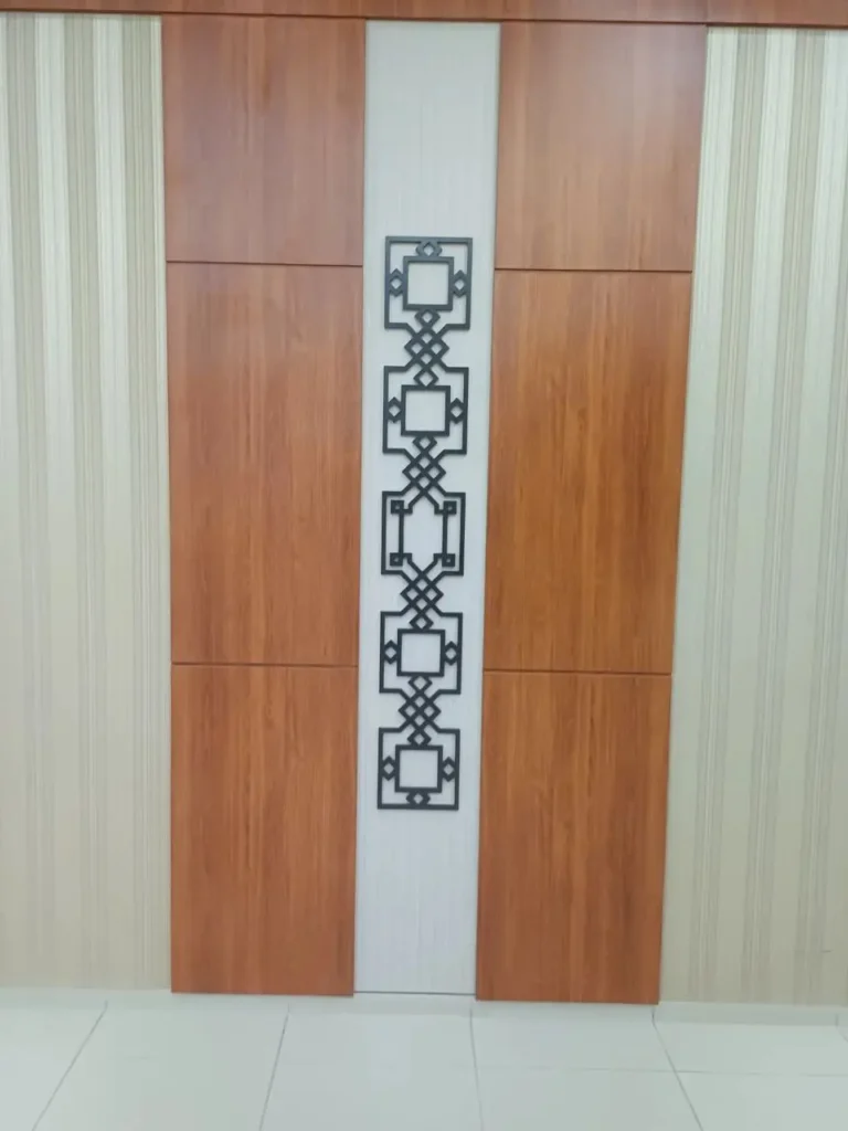 ديكور حائط داخلي بألواح خشبية وزخارف هندسية بتصميم كلاسيك في الدمام