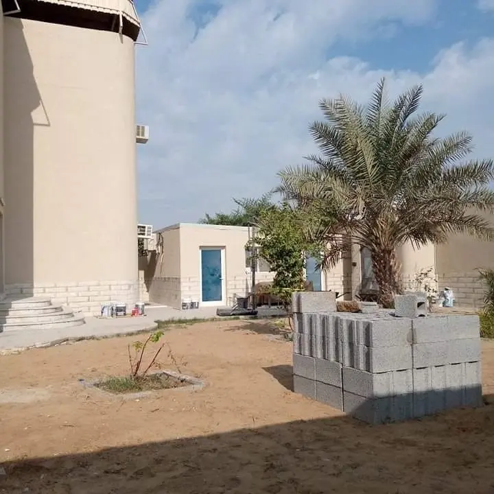 تنفيذ أعمال تجهيز موقع خارجي وبناء بلوك لملحقات خارجية مع تحضير الأرضية والتشطيبات المحيطة