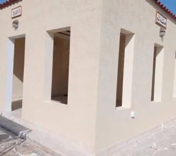 ترميم وتشطيب ملحق خارجي سكني بواجهات حديثة وفتحات نوافذ طولية وتشطيب خارجي متقن