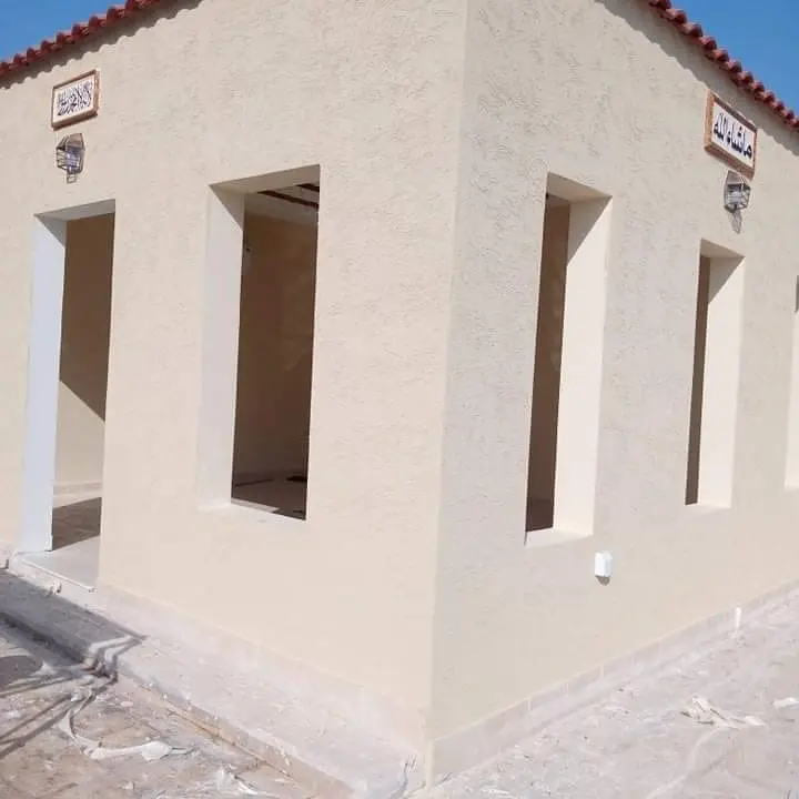 ترميم وتشطيب ملحق خارجي سكني بواجهات حديثة وفتحات نوافذ طولية وتشطيب خارجي متقن
