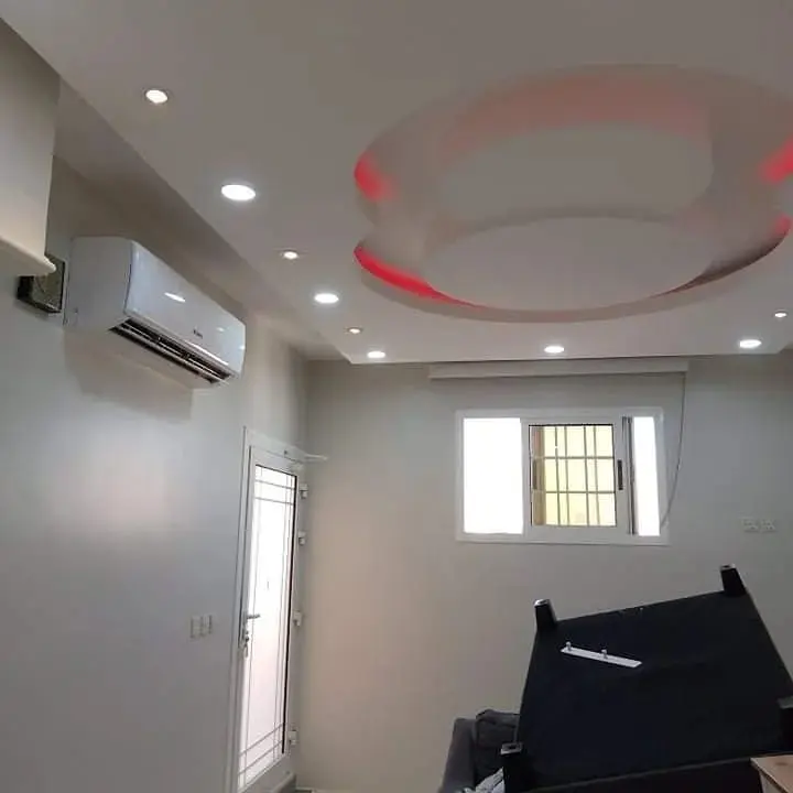 تشطيب داخلي حديث لغرفة سكنية بسقف جبس بورد وإضاءة سبوت لايت وتركيب مكيف سبليت