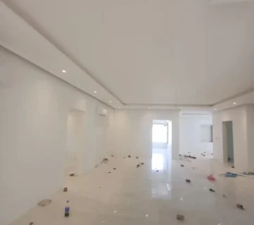 زاوية هندسية توضح إتقان أعمال تشطيب جبس بورد للأسقف وديكورات الجدران أثناء مراحل تشطيب غرف ومجالس الفيلا 