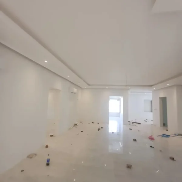 زاوية هندسية توضح إتقان أعمال تشطيب جبس بورد للأسقف وديكورات الجدران أثناء مراحل تشطيب غرف ومجالس الفيلا 