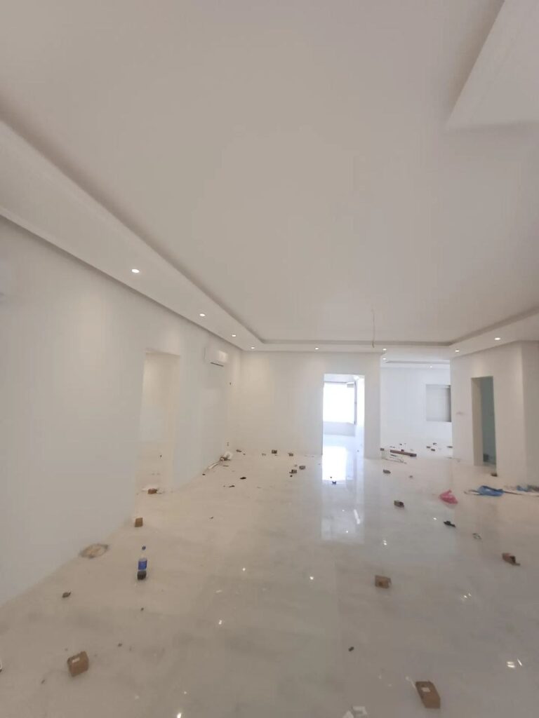 واجهة فيلا حديثة تم تنفيذها بواسطة أفضل مقاول تشطيبات في الخبر، تظهر مهارة مؤسسة تشطيبات في أعمال تشطيب فيلا فاخرة وتنسيق الإضاءة في الظهران 