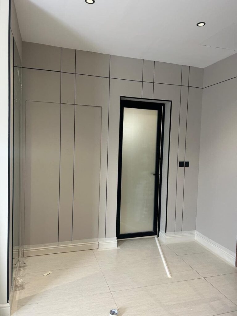 ديكور حوائط مودرن بخطوط هندسية أنيقة يوضح احترافية أعمال تشطيب بيوت وفلل سكنية من الداخل 